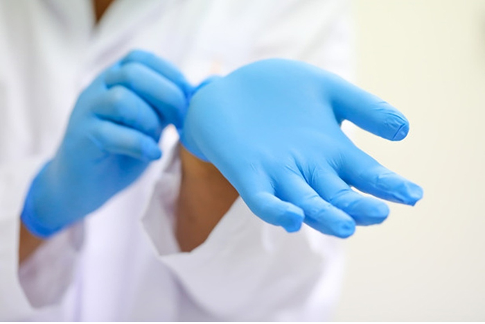 Để tránh việc đeo bao tay y tế bị dị ứng, người dùng nên bảo quản găng tay đúng cách để giữ được chất lượng tốt nhất
