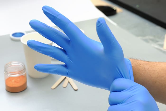 Ưu điểm của găng tay Nitrile là gì, công dụng ra sao? Sản phẩm có khả năng chống thấm và kháng hóa chất rất cao giúp bảo vệ đôi tay khỏi các bệnh ngoài da (Nguồn ảnh: Internet)