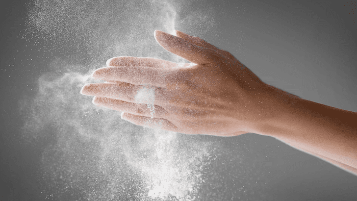 Bột trong găng tay y tế là gì? Là loại bột bắp từ thiên nhiên 100% tuy nhiên lớp bột trong bao tay y tế cũng có khả năng gây kích ứng, làm da tay bị khô và không hợp vệ sinh đối với một số ngành nghề