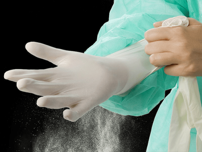 Bột trong găng tay y tế là gì, ưu điểm của loại bột này ra sao? Lớp bột trong bao tay y tế là bột bắp giúp giảm ma sát giữa da và găng tay