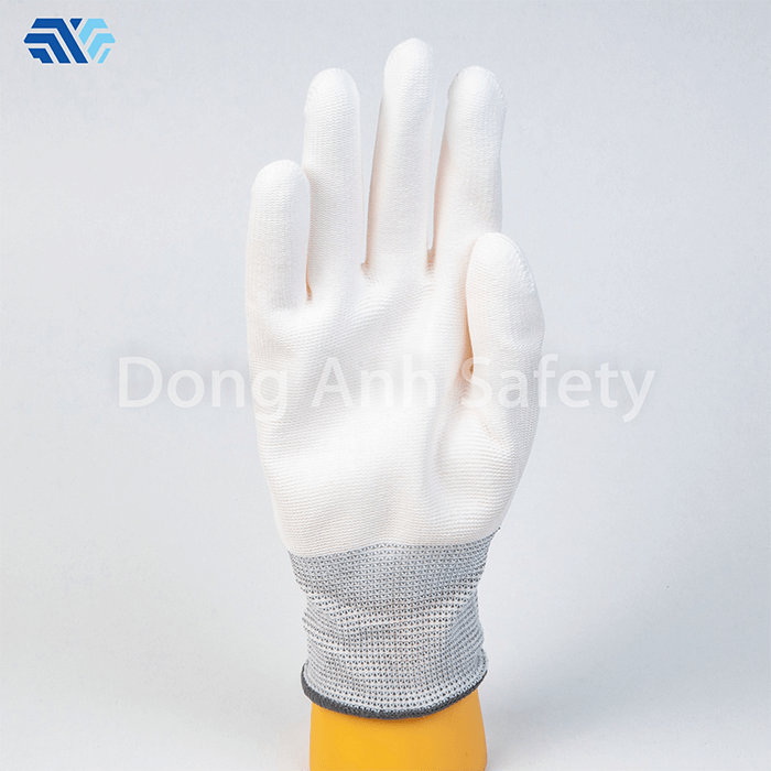 Sử dụng găng tay PU phủ bàn có kích cỡ phù hợp giúp bạn thao tác thoải mái hơn trong quá trình sử dụng