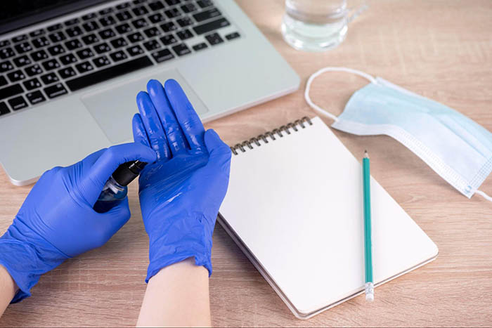 Găng tay y tế không bột màu xanh được cấu tạo từ Nitrile có khả năng chống nước vô cùng tốt (Nguồn ảnh: Sưu tầm)