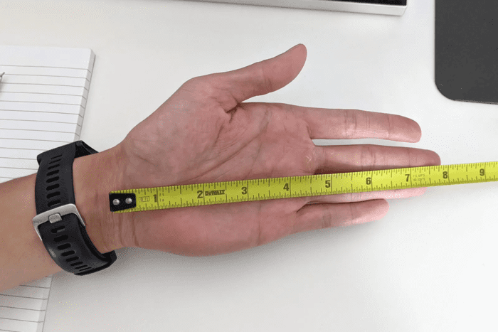 Hướng dẫn cách xác định chiều dài lòng bàn tay bằng thước cuộn (Nguồn ảnh: Sưu tầm)