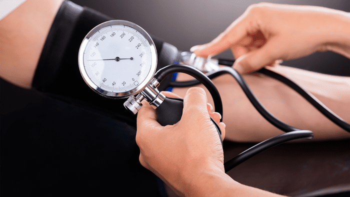 Khi làm các công việc như đo huyết áp, nhân viên không cần sử dụng găng tay y tế