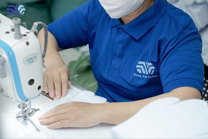 Đông Anh kết hợp sản xuất và phân phối các loại găng tay bảo hộ quy mô lớn và là đối tác của nhiều công ty lớn như Samsung, Hitachi,...