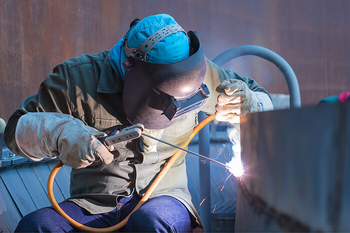 Găng tay chống hồ quang điện thường có 3 lớp để đảm bảo ngăn nhiệt từ hồ quang truyền đến tay người lao động