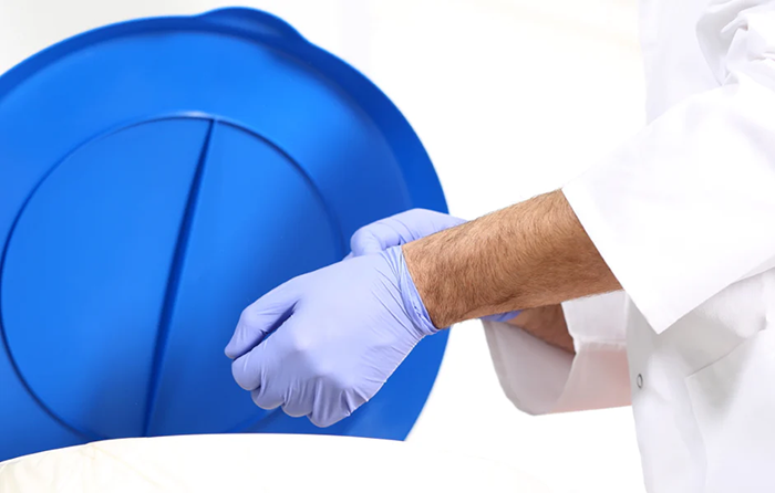 Găng tay cao su nếu không được sử dụng cần được vứt bỏ vào thùng rác có nắp