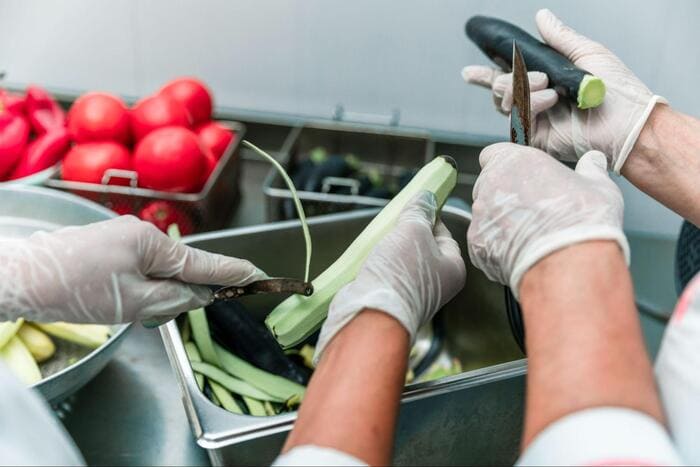Găng tay Latex là sản phẩm găng tay cao su được dùng trong nấu ăn giúp bảo vệ làn da khỏi các tác nhân gây hại như vi khuẩn, hóa chất, nhựa rau củ quả,… (Nguồn ảnh: Internet)