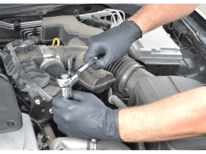 Công dụng găng tay y tế trong ngành sửa chữa ô tô - giúp bảo vệ bàn tay khỏi những vật sắc nhọn và những vật dụng có nhiệt độ cao