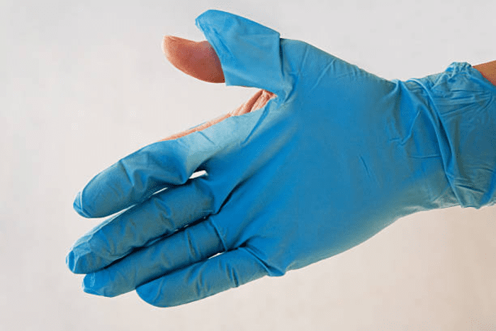 Găng tay y tế có thể bị mủn, dễ rách, thủng nếu không được bảo quản đúng cách