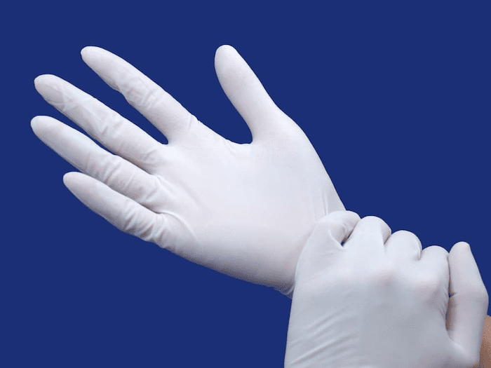 Găng tay y tế màu trắng khá phổ biến trên thị trường