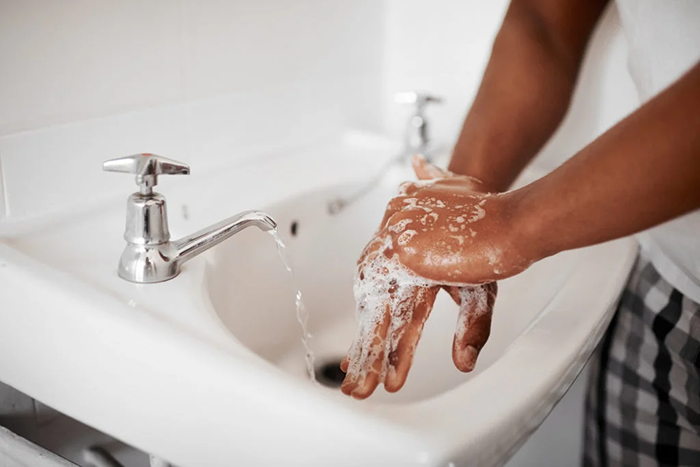 Rửa tay sau khi đeo găng tay sẽ loại bỏ mùi hắc cũng như đảm bảo vệ sinh