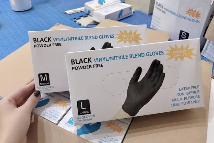 Cần kiểm tra kỹ thông tin các loại găng tay y tế màu đen trước khi mua hàng tại bất kỳ cửa hàng nào (Nguồn ảnh: Sưu tầm)