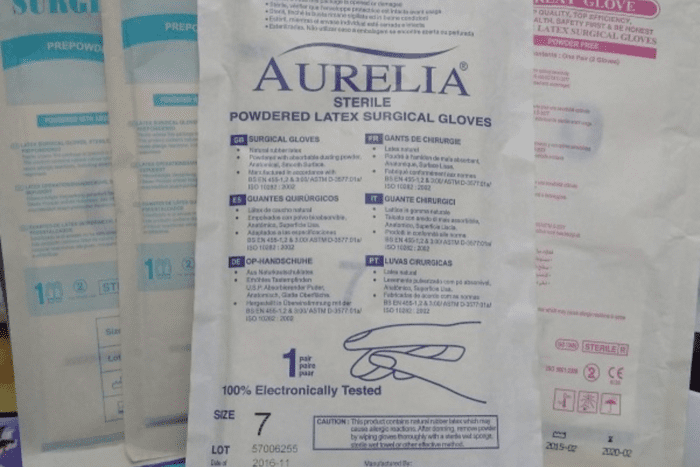 Găng tay phẫu thuật tiệt trùng Aurelia có giá 7.000 VND/đôi