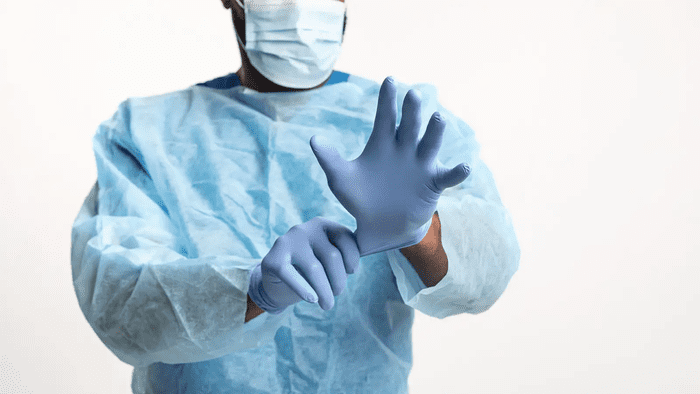 Găng tay tiệt trùng giúp ngăn chặn vi khuẩn xâm nhập vào tay người dùng khi phẫu thuật (Nguồn: Internet)