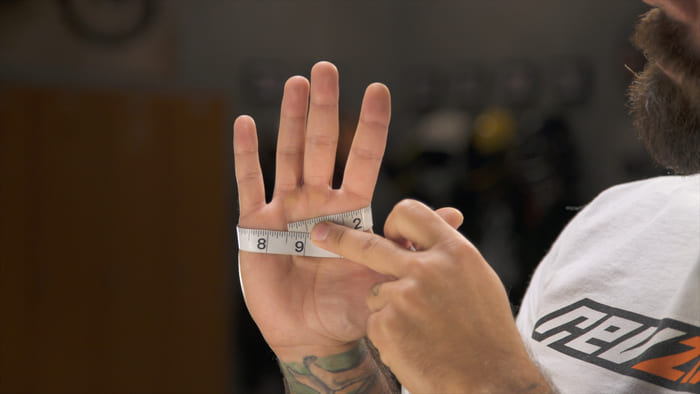 Bạn nên đo kích cỡ găng tay để lựa chọn được loại sản phẩm vừa vặn (Nguồn: Sưu tầm) 