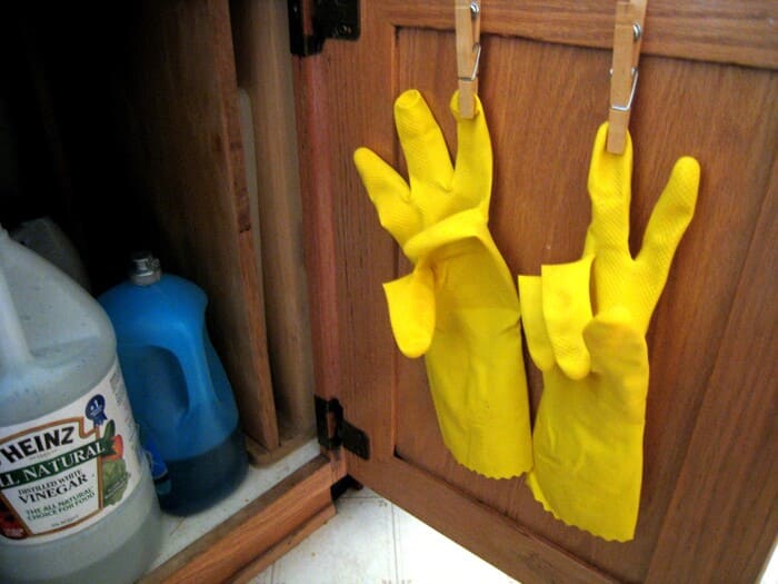 Găng tay cao su chống dầu nên được treo ngược để ráo nước, tránh ẩm mốc sau khi được vệ sinh (Nguồn ảnh: Sưu tầm)