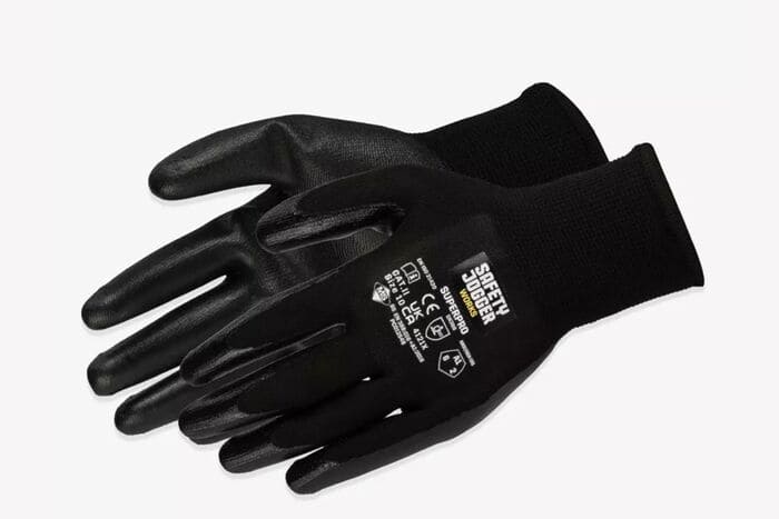 Găng tay cao su chống dầu Superpro có khả năng chống dầu, hóa chất cực tốt nhờ cấu tạo lòng bàn tay được phủ lớp Nitrile (Nguồn ảnh: Sưu tầm)