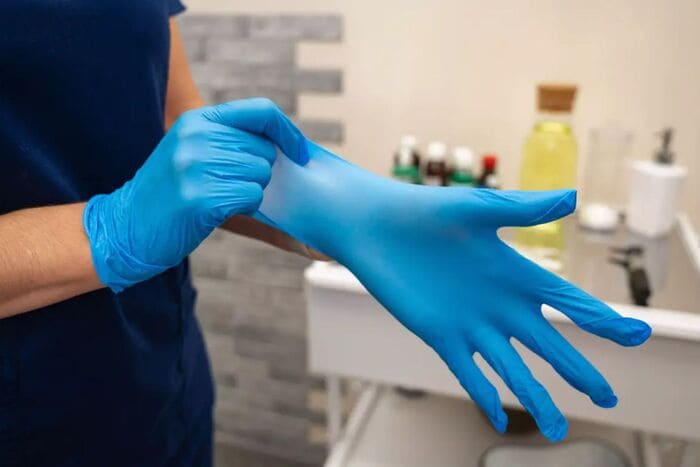 Găng tay cao su y tế giúp bảo vệ tay trước vi khuẩn, virus hoặc dịch cơ thể của bệnh nhân (Nguồn ảnh: Sưu tầm)