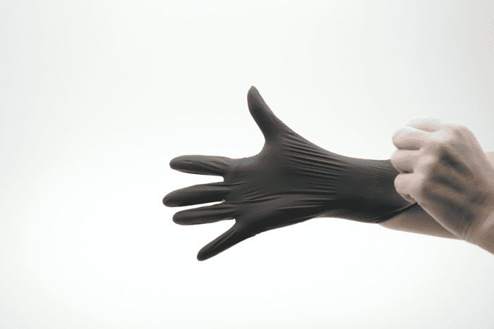 Găng tay Nitrile đen làm từ cao su Nitrile, dẻo dai, không gây kích ứng, an toàn cho người sử dụng  (Nguồn ảnh: Sưu tầm)