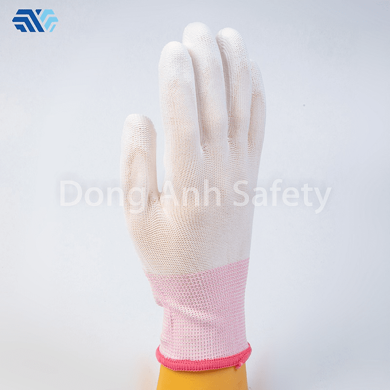 Găng tay PU phủ ngón trắng sử dụng trong môi trường ẩm ướt nhờ độ bám tốt 