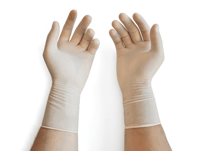 Găng tay vô trùng mỏng, ôm sát bàn tay (Nguồn: Sưu tầm)