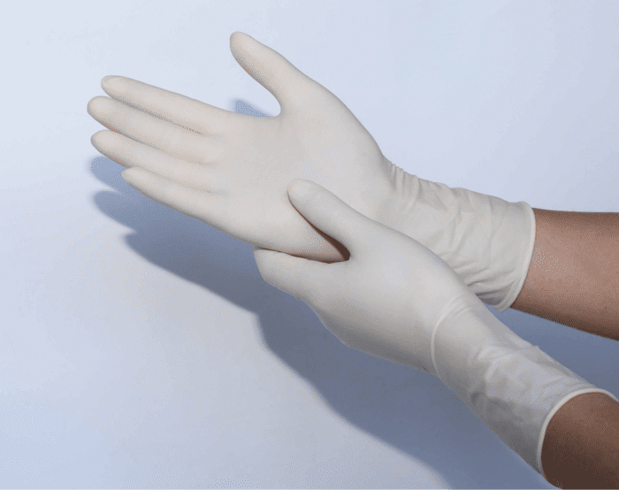 Nên tháo toàn bộ trang sức và để tay trần trước khi đeo găng tay y tế (Nguồn: Sưu tầm)