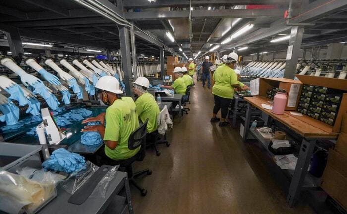 Nhà máy sản xuất găng tay y tế tạo ra lượng sản phẩm lớn mỗi ngày nhằm đáp ứng được nhu cầu của khách hàng (Nguồn ảnh: Sưu tầm)