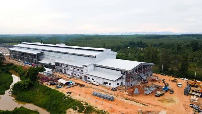 Nhà máy sản xuất Sri Trang Gloves tọa lạc trên khu đất có diện tích rộng lớn với cung đường vận chuyển thuận tiện (Nguồn ảnh: Sưu tầm)