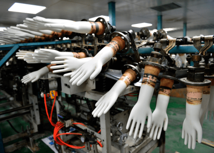 Dây chuyền sản xuất găng tay y tế bao gồm nhiều loại máy móc tạo thành một hệ thống khép kín