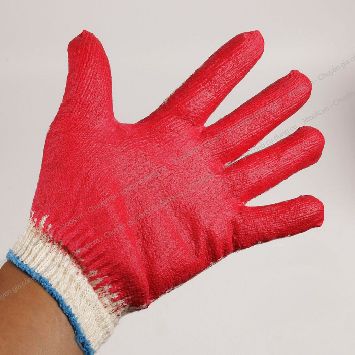 Sử dụng găng tay len phủ sơn đỏ để đảm bảo an toàn trong quá trình lao động. (Nguồn ảnh: Sưu tầm)