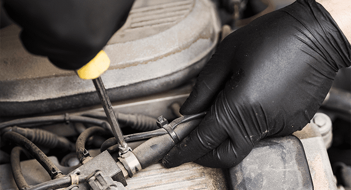 Găng tay Nitrile có khả năng chống bụi bẩn từ các môi trường làm việc với ô tô (Nguồn ảnh: Sưu tầm)