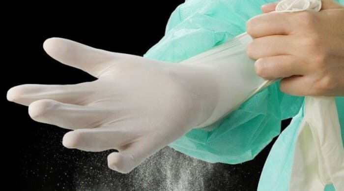 Không để găng tay tiếp xúc với vật sắc nhọn có thể làm rách hoặc thủng găng tay