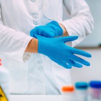 Bí quyết chọn găng tay bảo hộ chống hóa chất đúng chuẩn cho công việc