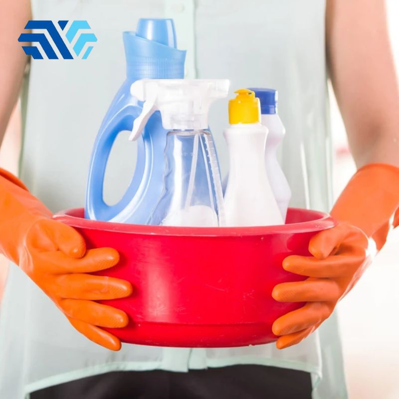 Sử dụng găng tay bảo hộ khi tiếp xúc với hoá chất