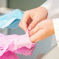 Bật Mí Cách Chăm Sóc Da Tay Khi Đeo Găng Tay Y Tế