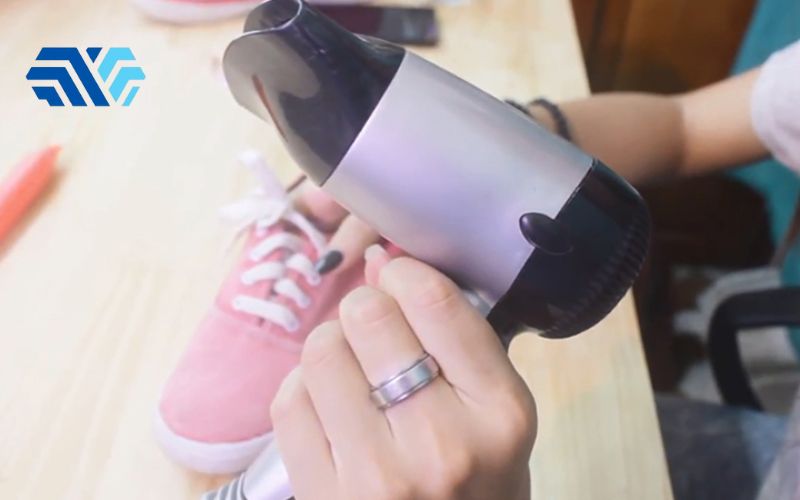 Cách làm khô giày bảo hộ lao động nhanh chóng vào mùa mưa - Hình 3