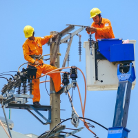 Quần áo bảo hộ ngành điện: Những thông tin cần biết