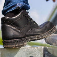 7 lỗi thường gặp khiến giày bảo hộ nhanh hỏng – Nguyên nhân & cách khắc phục